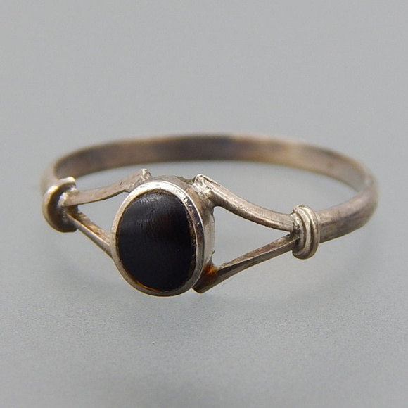 Vintage Jewelry - 925 sterling silver ring onyx gemstone sz 6.85 7